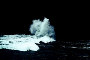 汹涌海浪拍击黑暗海面