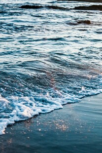 海浪轻拍沙滩的美丽瞬间