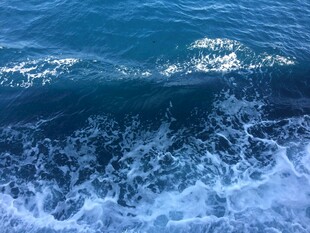 海浪翻涌的蓝色海洋