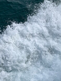 海上翻涌的白色浪花