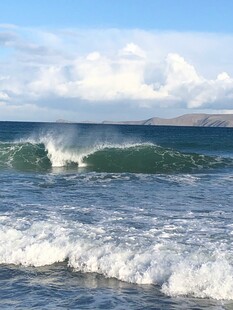 海边翻涌的白色浪花