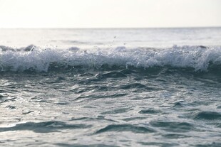 海浪翻涌的美丽海面