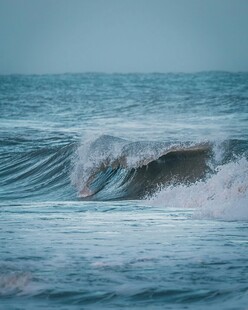海浪翻涌的蓝色海洋画面