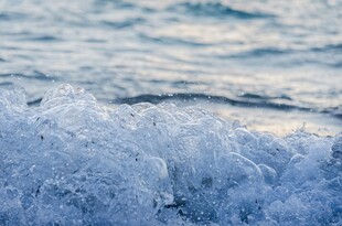 海边翻涌的晶莹浪花