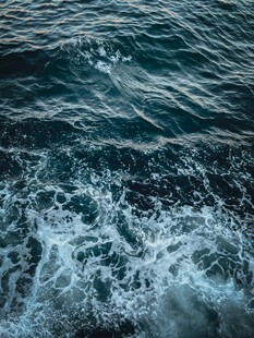 船行海面激起白色浪花