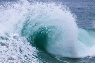汹涌海浪的壮观瞬间
