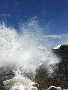 海浪拍击礁石壮观景象