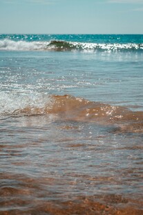 海边涌动的清澈海浪