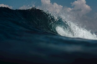 汹涌海浪翻滚瞬间