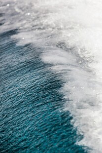 海浪翻涌的蓝色海洋