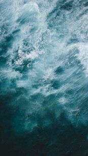 汹涌澎湃的蓝色海浪