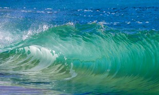 海浪翻涌的迷人瞬间