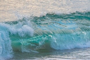 海浪翻涌的美丽瞬间