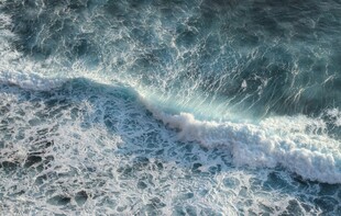 海浪拍打沙滩的美丽瞬间