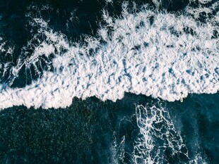 海上浪花翻涌的壮观景象