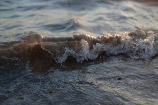 海浪轻拍沙滩的美丽瞬间