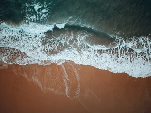 沙滩海浪的美丽俯瞰图