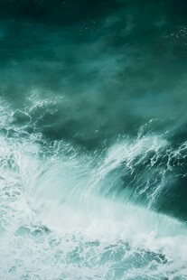 海浪翻涌的壮阔瞬间