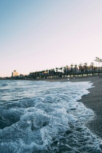 海边日落时的翻涌海浪
