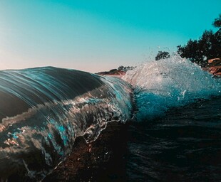 海浪翻涌的美丽瞬间