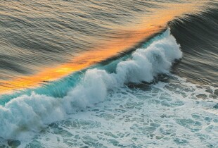 海浪翻涌的绚丽瞬间