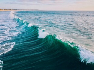 壮观海浪翻涌于蓝色海洋