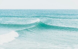 海浪轻涌的美丽海景