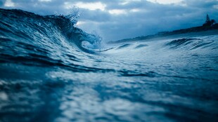 海浪翻涌的壮阔海洋景象