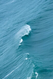 蓝色海浪翻涌的美丽瞬间