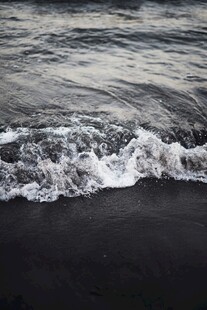 海浪轻拍黑色沙滩