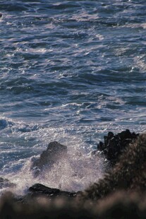 海浪拍击礁石的瞬间