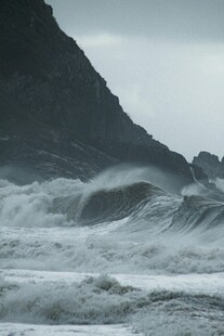 海浪拍击山间的壮阔景象