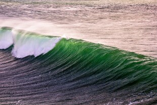 汹涌绿浪翻涌的壮阔海景