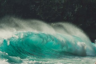 汹涌海浪的震撼瞬间