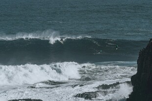 海浪拍击岸边岩石景象