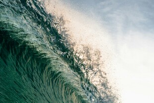 汹涌海浪下的自然奇观