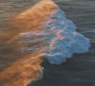 海浪翻涌的壮丽瞬间