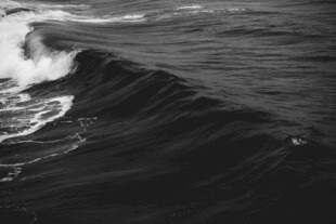 海浪翻涌瞬间