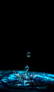 蓝色水滴入水瞬间画面