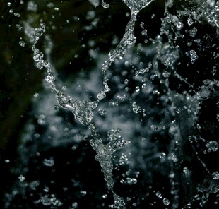 水花飞溅的动感瞬间