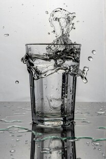 水杯中水花飞溅瞬间