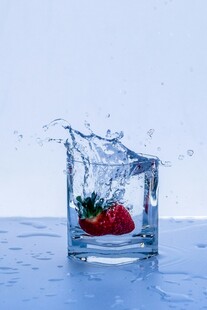 草莓入水溅起晶莹水花