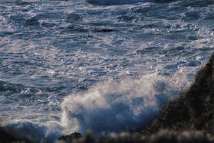 海浪拍岸景象