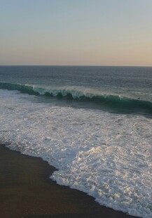 海边日落时的海浪美景
