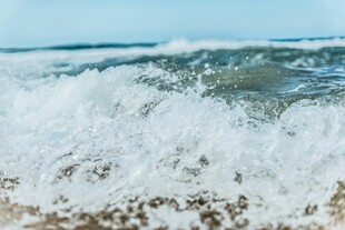 海浪拍打沙滩的美丽瞬间