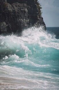 海浪拍打岸边壮丽景象