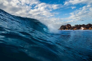 蓝色海浪中的壮阔海洋景观