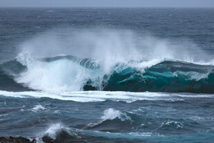 汹涌海浪拍击壮阔海洋