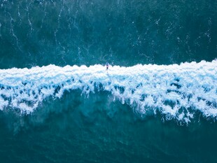 俯瞰海浪翻涌的蓝色海洋
