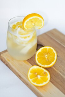 柠檬冰饮配新鲜柠檬片
